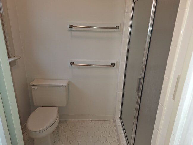 Building Photo - 5 bedroom/2.5 bathroom- Ford's Colony