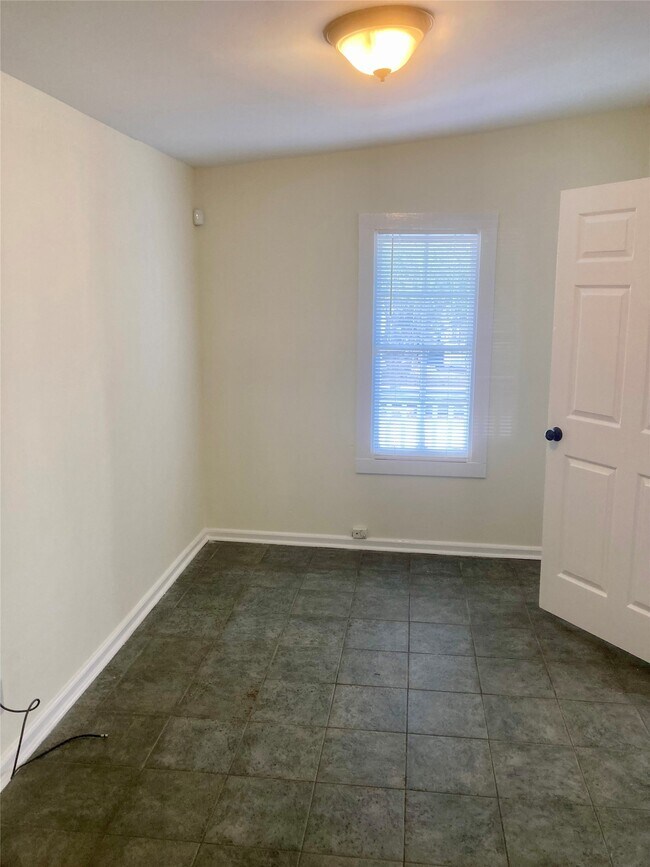 Building Photo - 817 10th St