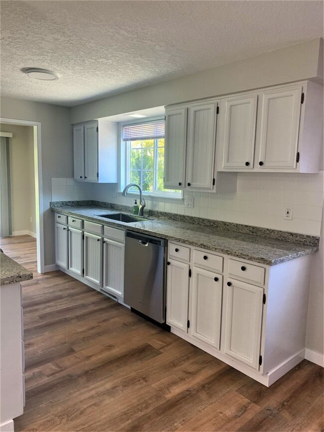 Building Photo - Desirable Cascade Park Location with Many ...