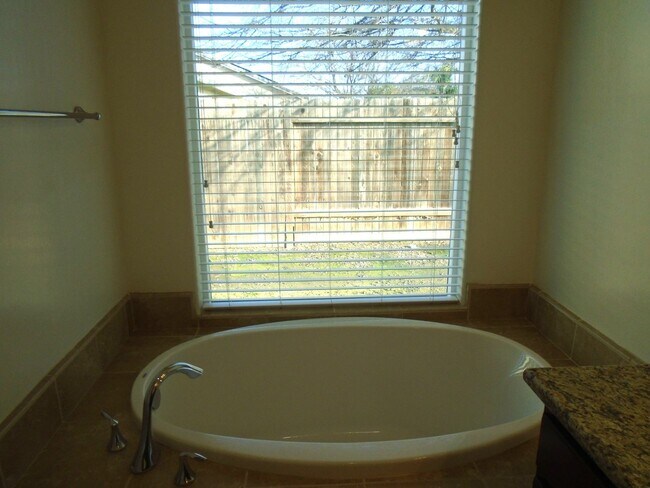 Building Photo - SOLAR......GORGEOUS---3 BEDROOMS PLUS AN OFFICE !!!