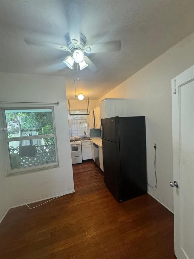 Building Photo - 315 W 28th St