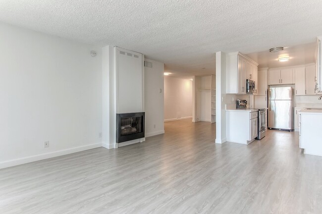 1+1 (Layout A) - 125 N Barrington Ave