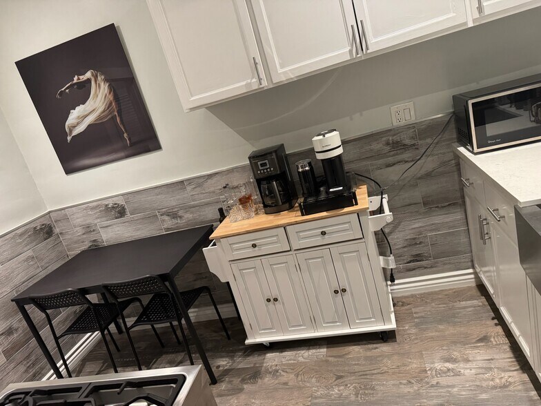 Building Photo - 5919 Lexington Ave