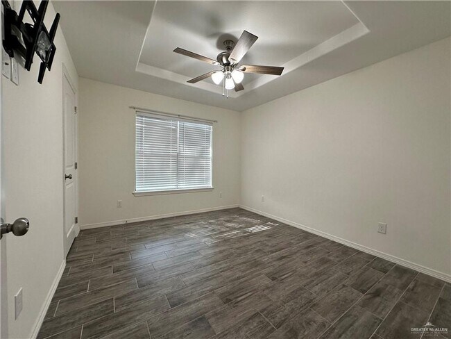 Building Photo - 304 W Walnut Ave