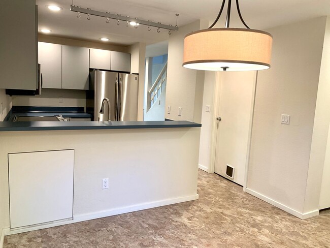 Building Photo - Bright, Airy Madison Valley Townhome