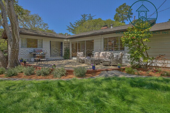 Building Photo - Furnished Two Bedroom Carmel Cottage