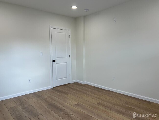 Building Photo - 33 Obert St