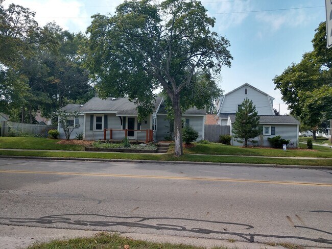 Building Photo - Adorable 2 bedroom with a bonus room!