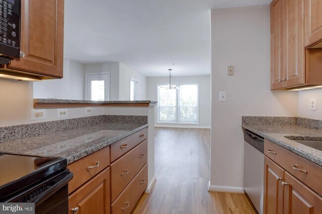 Kitchen2 - 3178 Summit Square Dr