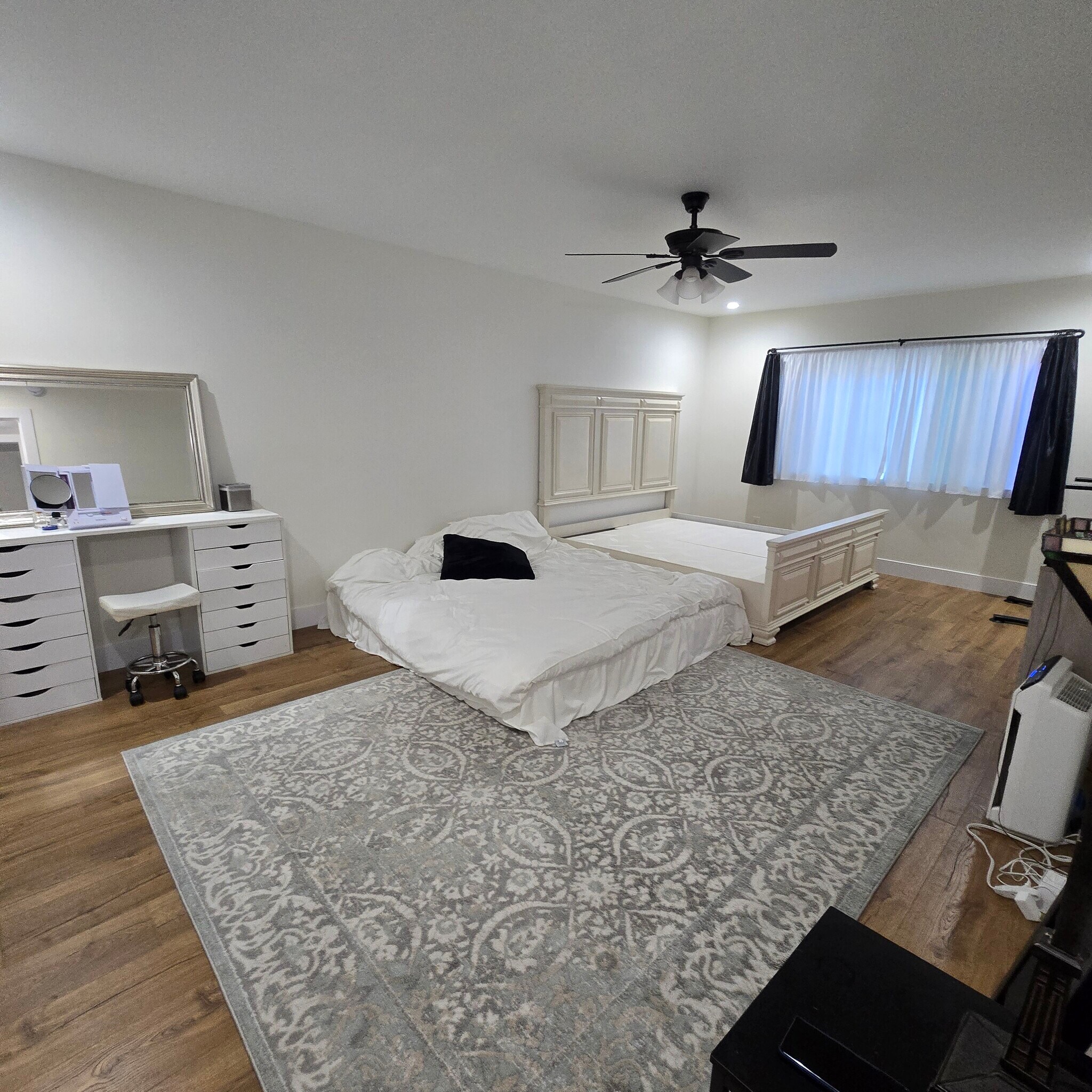 Building Photo - 916 S Sherbourne Dr