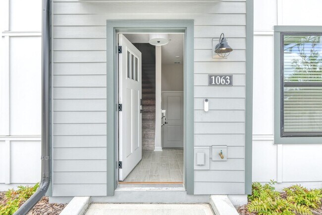 Building Photo - 1063 Farwell St