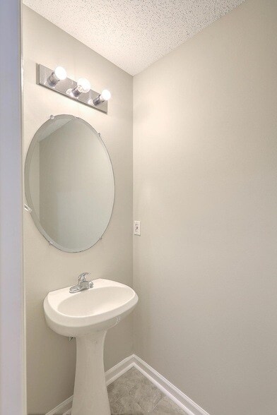 Building Photo - 8074 Shadow Oak Dr