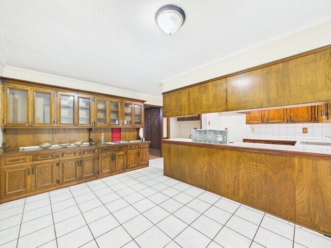Building Photo - 4 Bedroom/3 Bathroom Home Available NOW!