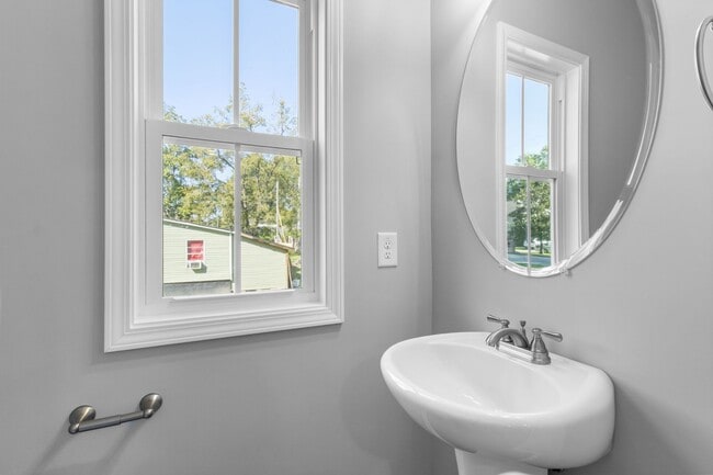 Building Photo - Close to Downtown! Home with 3 Bedrooms and 2.5 Baths.