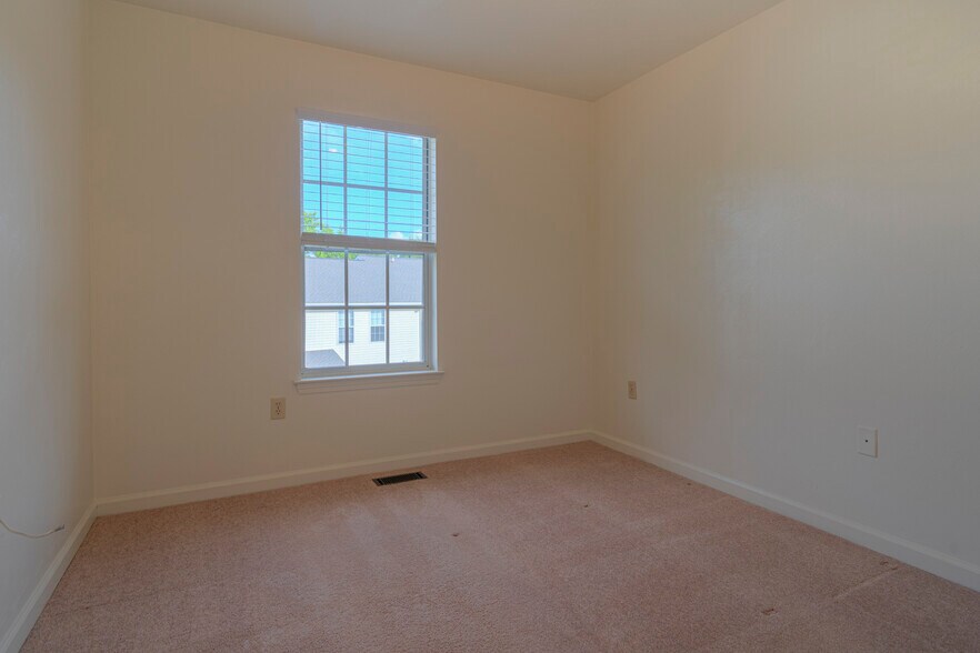 Building Photo - 852 Patrick Henry Dr