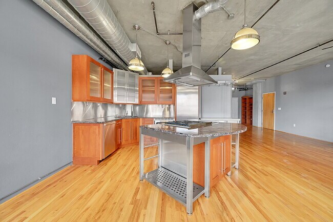 Building Photo - $2,595.00, 1 bed, 1.5. bath located in Denver