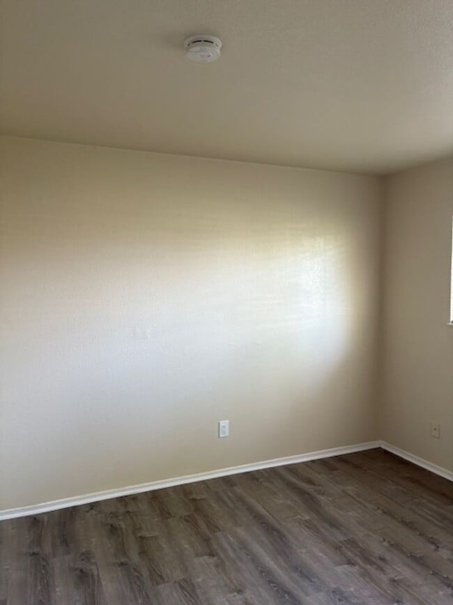 Building Photo - Single story, 3 bed 1.5 bath home.