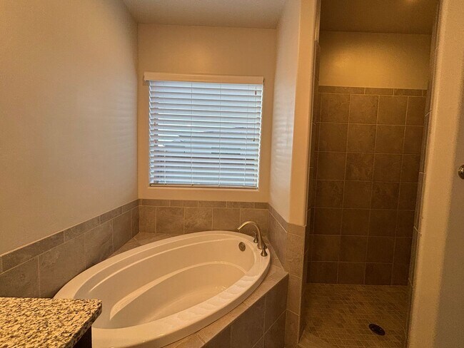 Building Photo - SPACIOUS SINGLE LEVEL HOME IN WASHINGTON F...