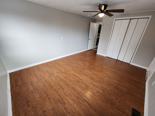 Building Photo - Spacious 3-Bedroom, 1-Bathroom Home AVAILABLE NOW!!