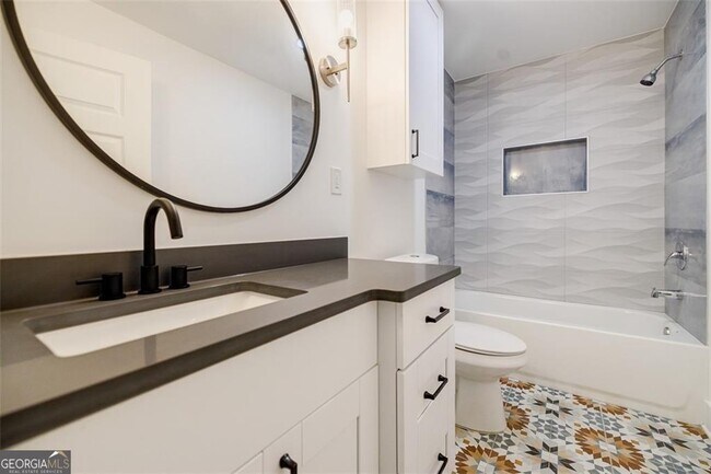 Building Photo - 2749 Memorial Dr SE