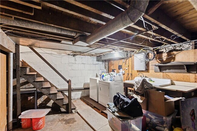Building Photo - 476 Providence St