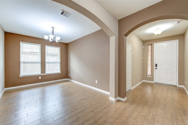 Building Photo - 18318 Russett Green Dr