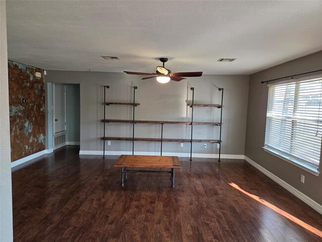 Primary Photo - 208 Rock Hound Ln