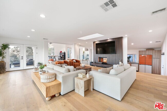 Building Photo - 3541 Multiview Dr