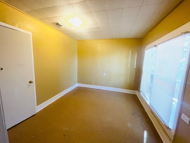 Building Photo - 501 S Avenue B