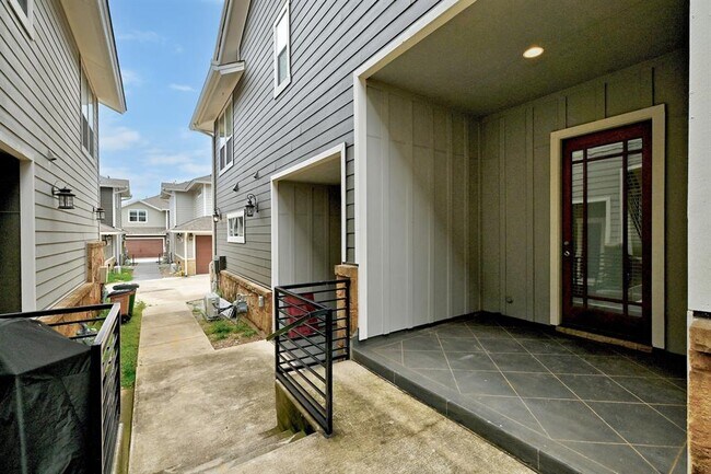 Building Photo - 1700 Cedar Bend Dr