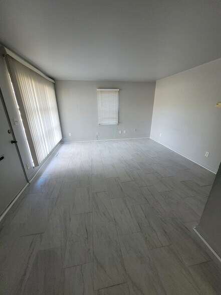 Building Photo - 10631 Saratoga st