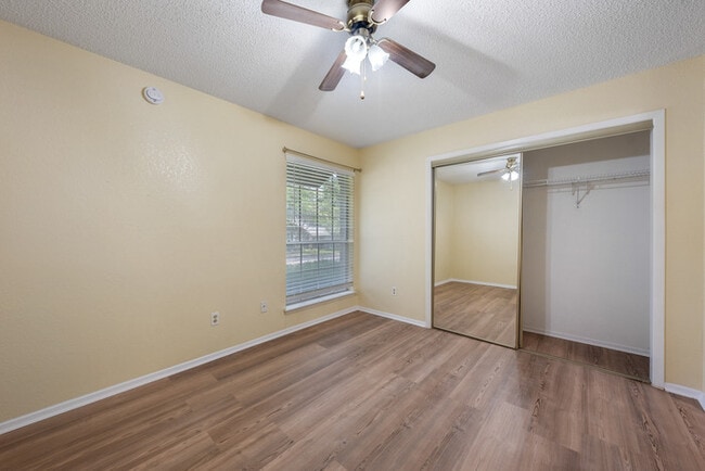 Building Photo - 1015 E Yager Ln