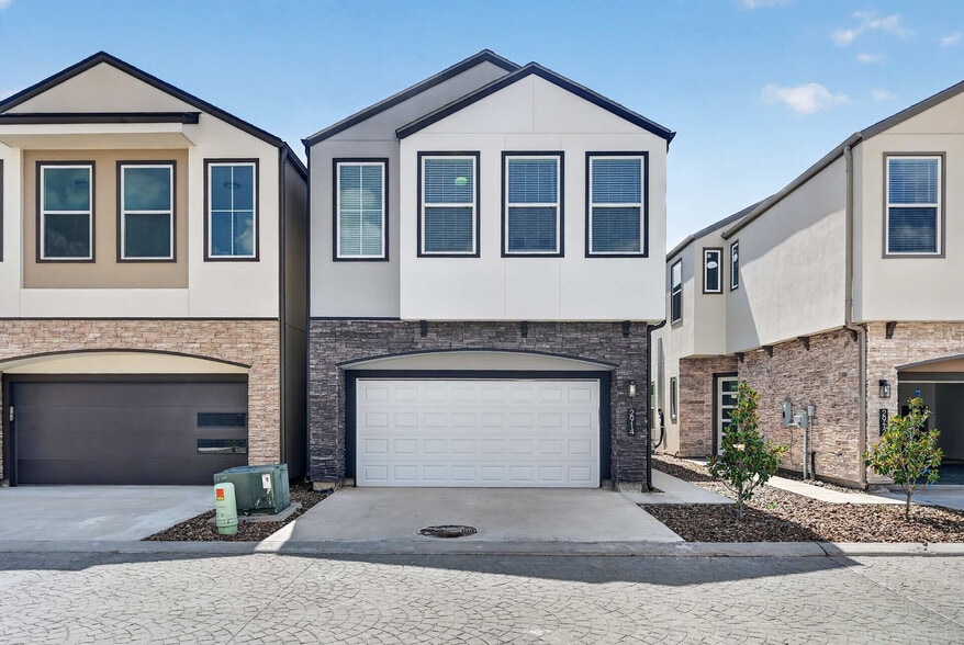 Building Photo - 2914 El Fenice Ln