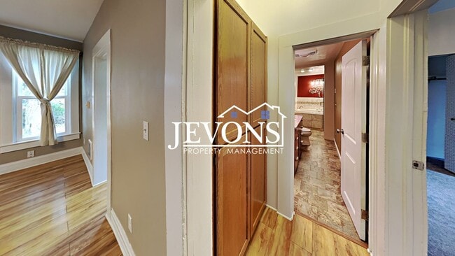 Building Photo - Charming 3-bedroom home with fenced backya...
