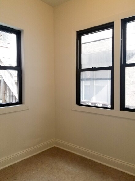 Building Photo - 3953 N Hamilton Ave