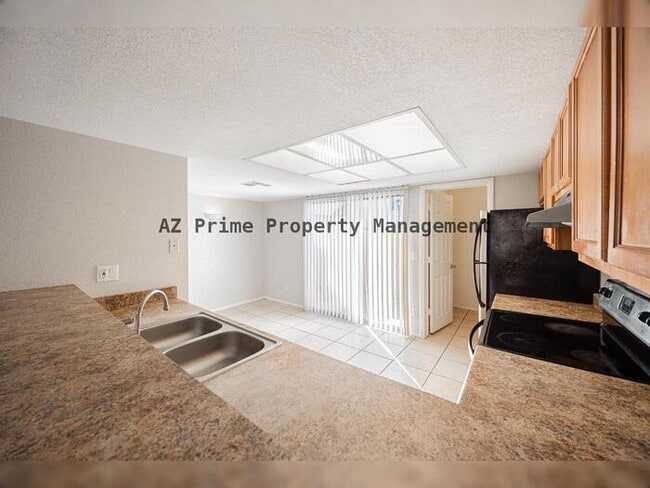 Building Photo - 4828 W Orangewood Ave