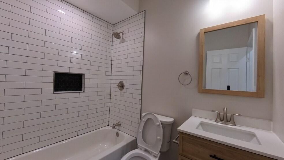 Bathroom with tub - 4646 York Rd