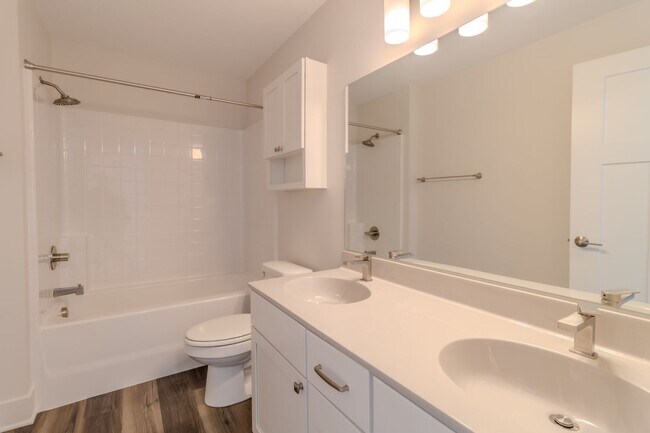 Building Photo - 1548 Simsbury St