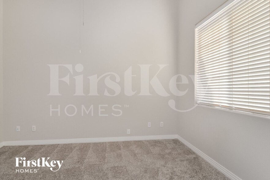 Building Photo - 2534 Farmington Ave