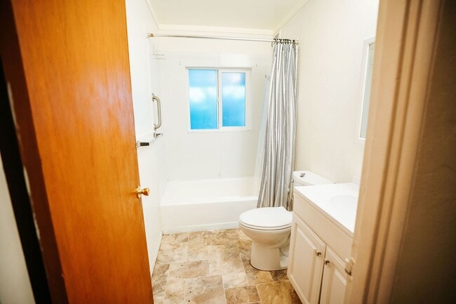 Building Photo - Spacious 4-bedroom, 2-bath single-family home located in a desirable Eureka neighborhood near Hen...