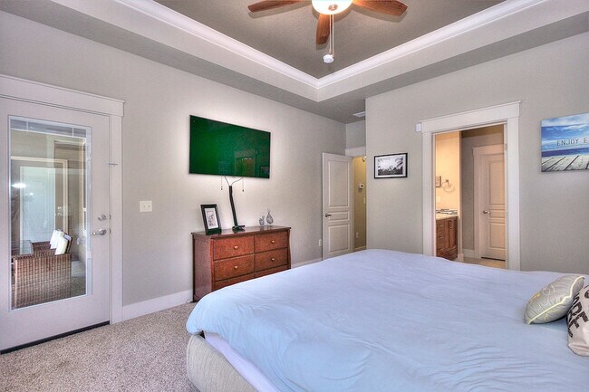 Building Photo - Beautiful Custom Home in Great Location