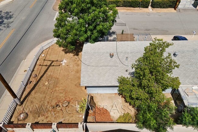 Building Photo - 402 Davis St
