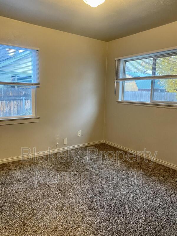 Building Photo - 3009 W Overland Rd
