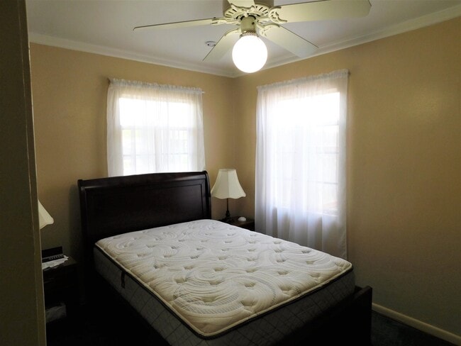 Building Photo - 610 W 7th St