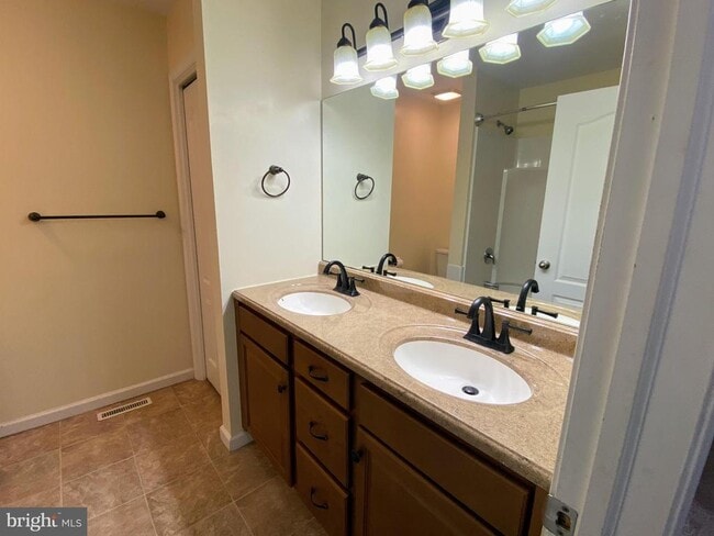 Building Photo - 204 Brecknock Terrace E