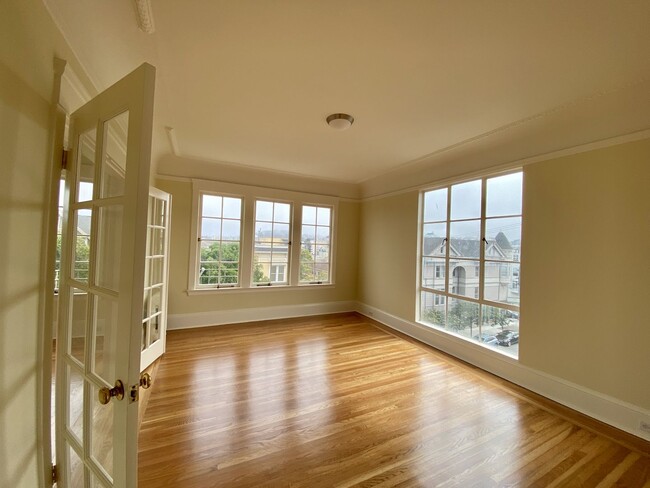 Building Photo - 1BR/1BA Penthouse Level Pacific Heights St...