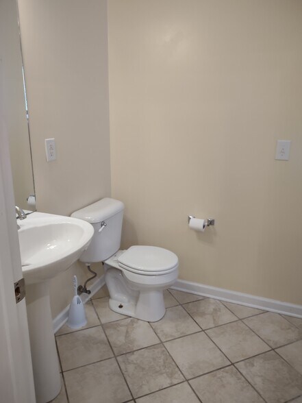 half bath - 828 Melanie Ln
