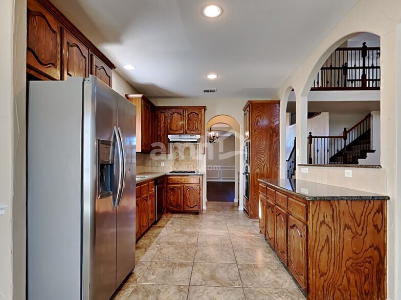 Building Photo - 404 Roundrock Ln