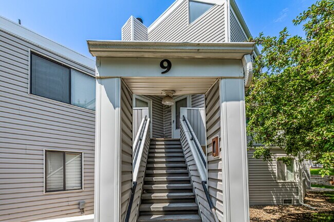 Building Photo - "Cozy 1-Bedroom Condo Retreat in Prime Tho...