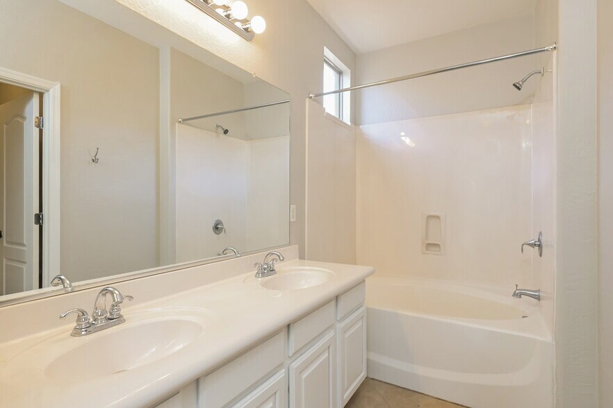 Building Photo - 4237 E Santa Fe Ln
